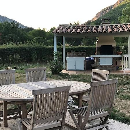 La Maison Des Pins 圣于连迪韦尔东 外观 照片